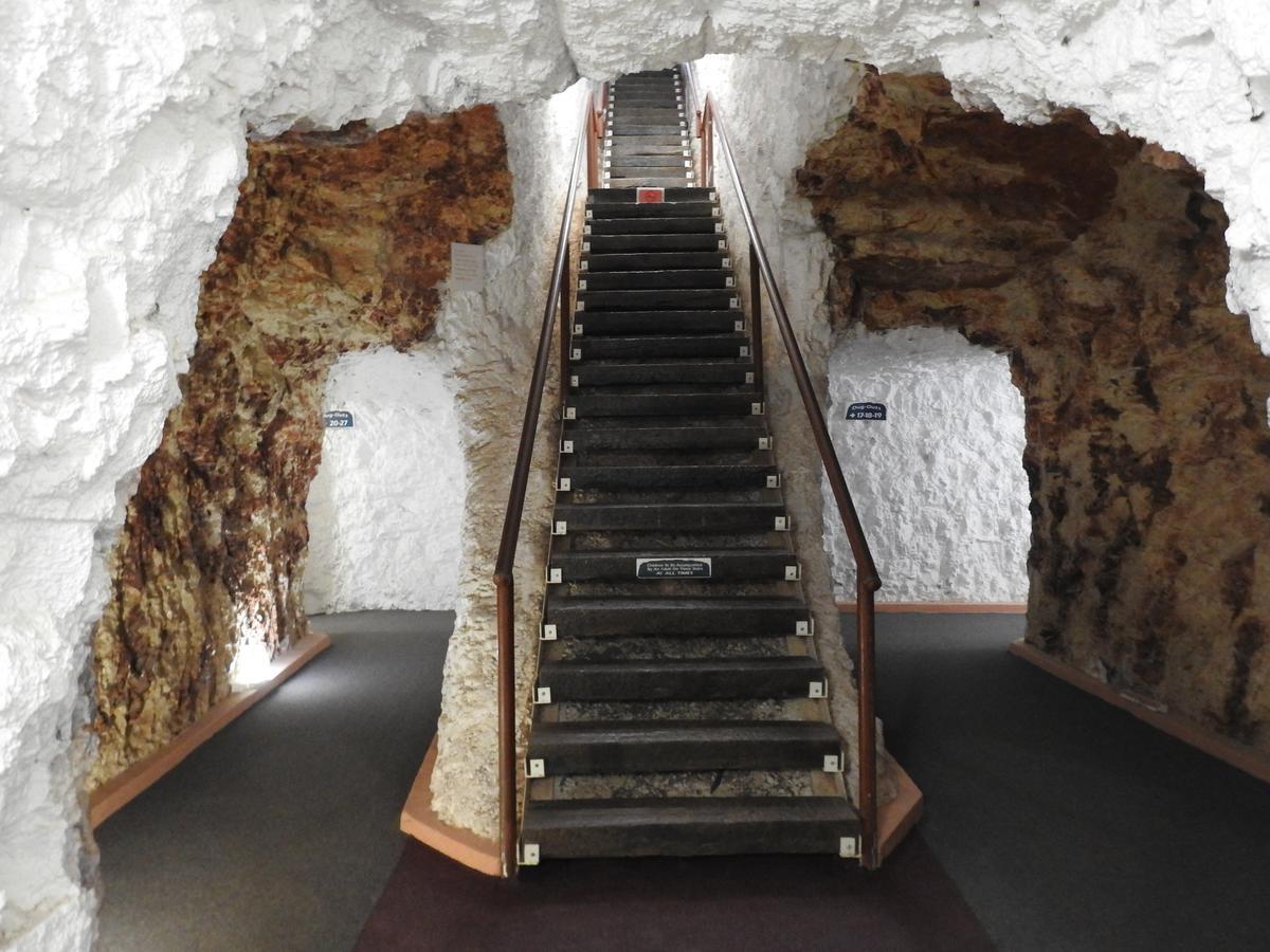 White Cliffs Underground Motel Экстерьер фото